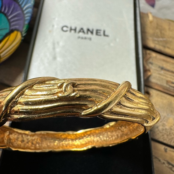 CHANEL vintage gold plated twisted CC bangle - Picture 7 of 16